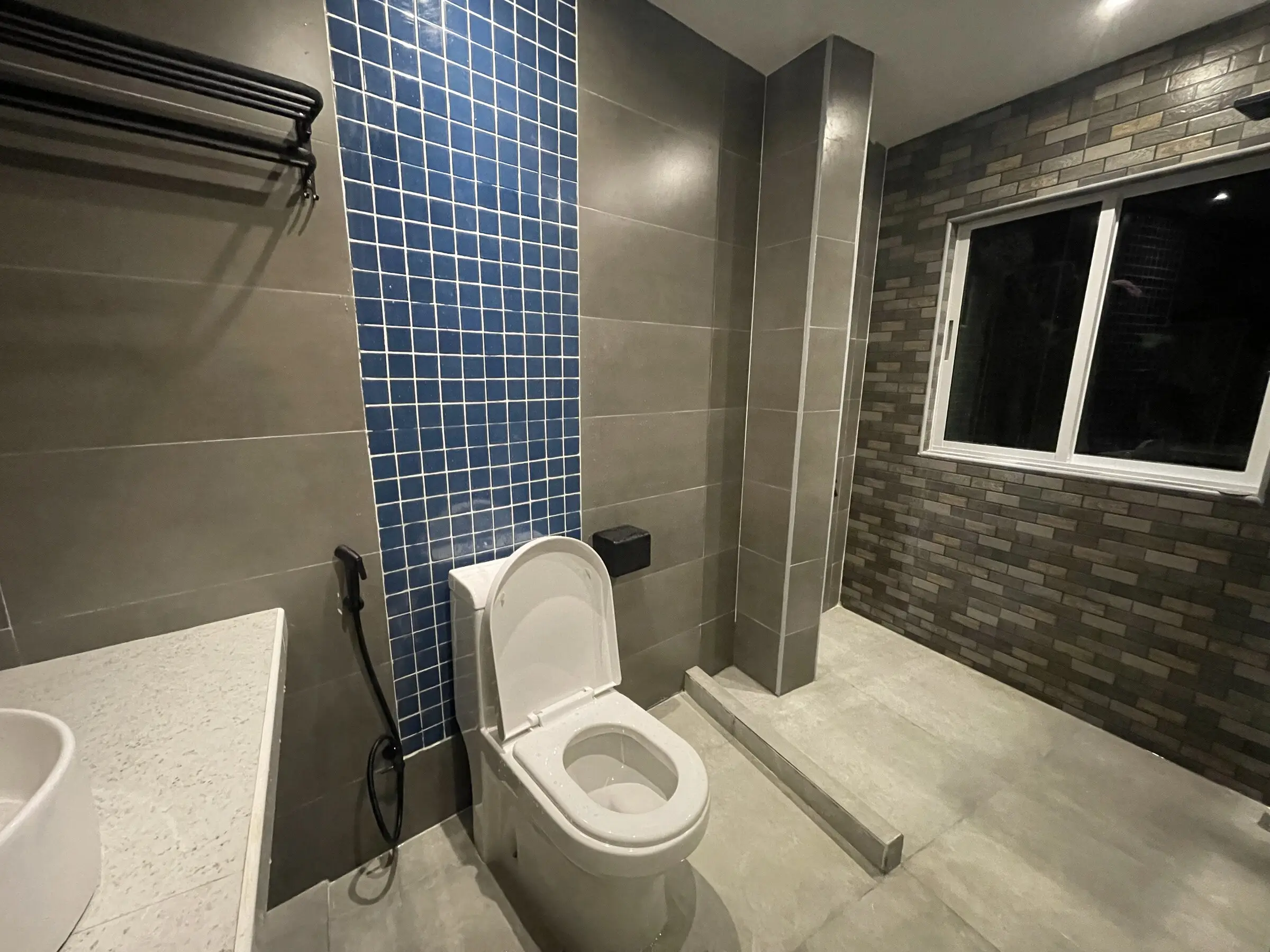 En-suite bathroom with mosaic tiling at Koimala Maamigili