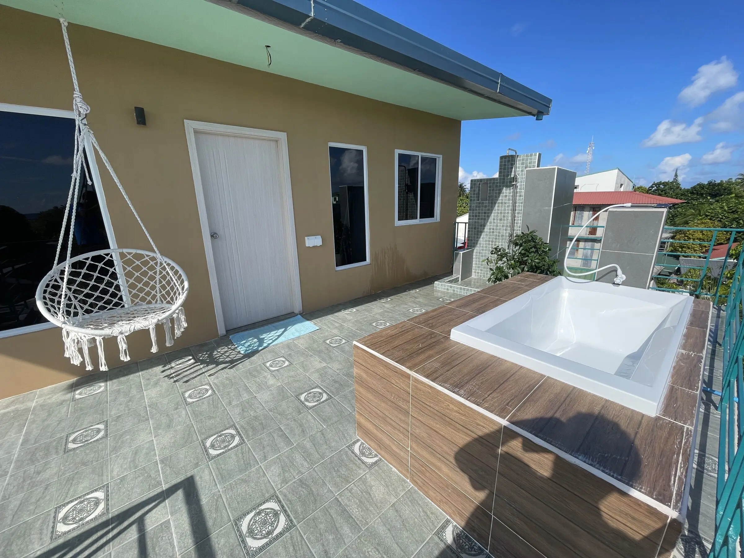 Rooftop sun deck with a private soaking tub at Koimala Maamigili