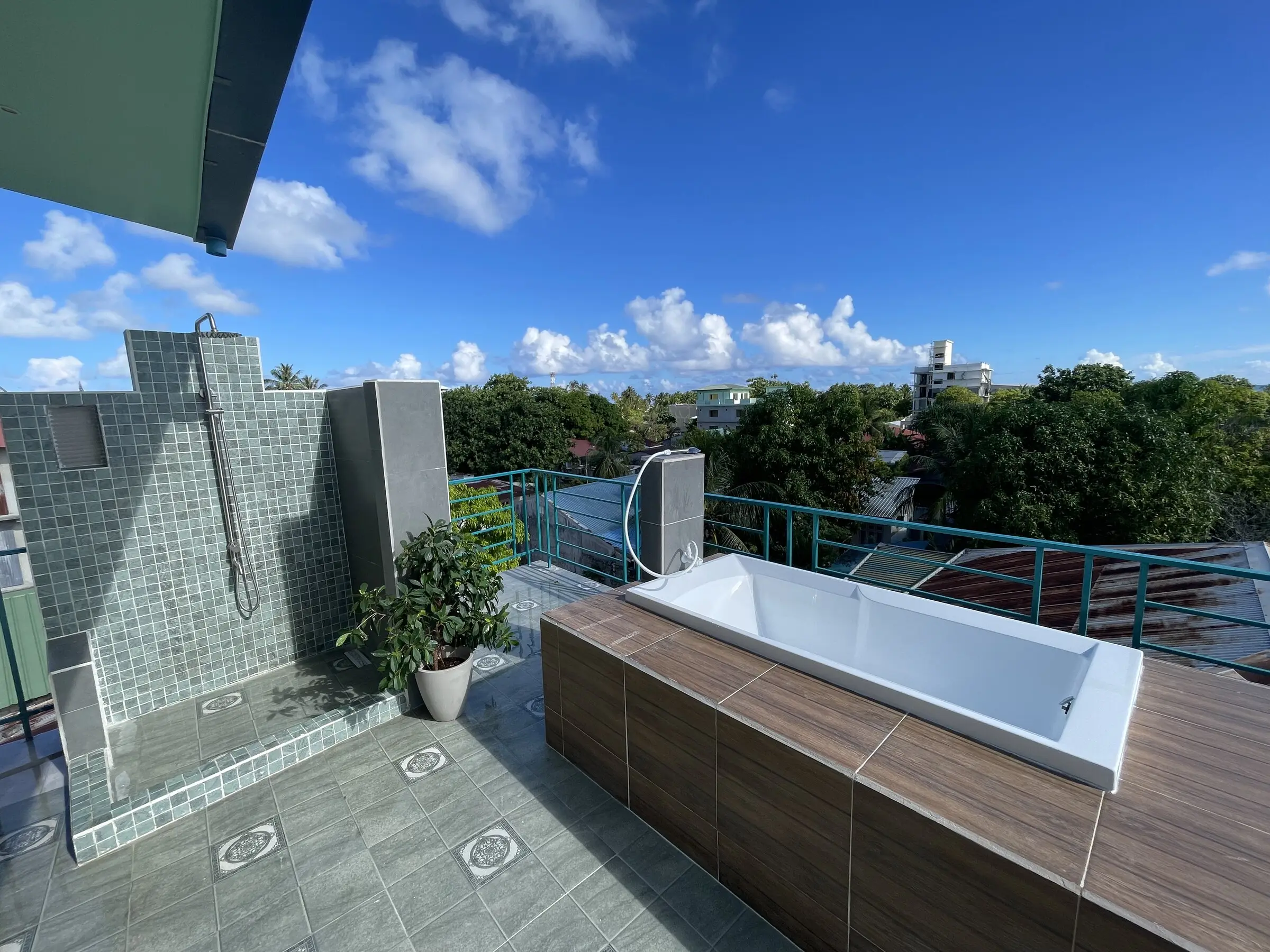 Rooftop deck with a jacuzzi overlooking the sea at Koimala Maamigili