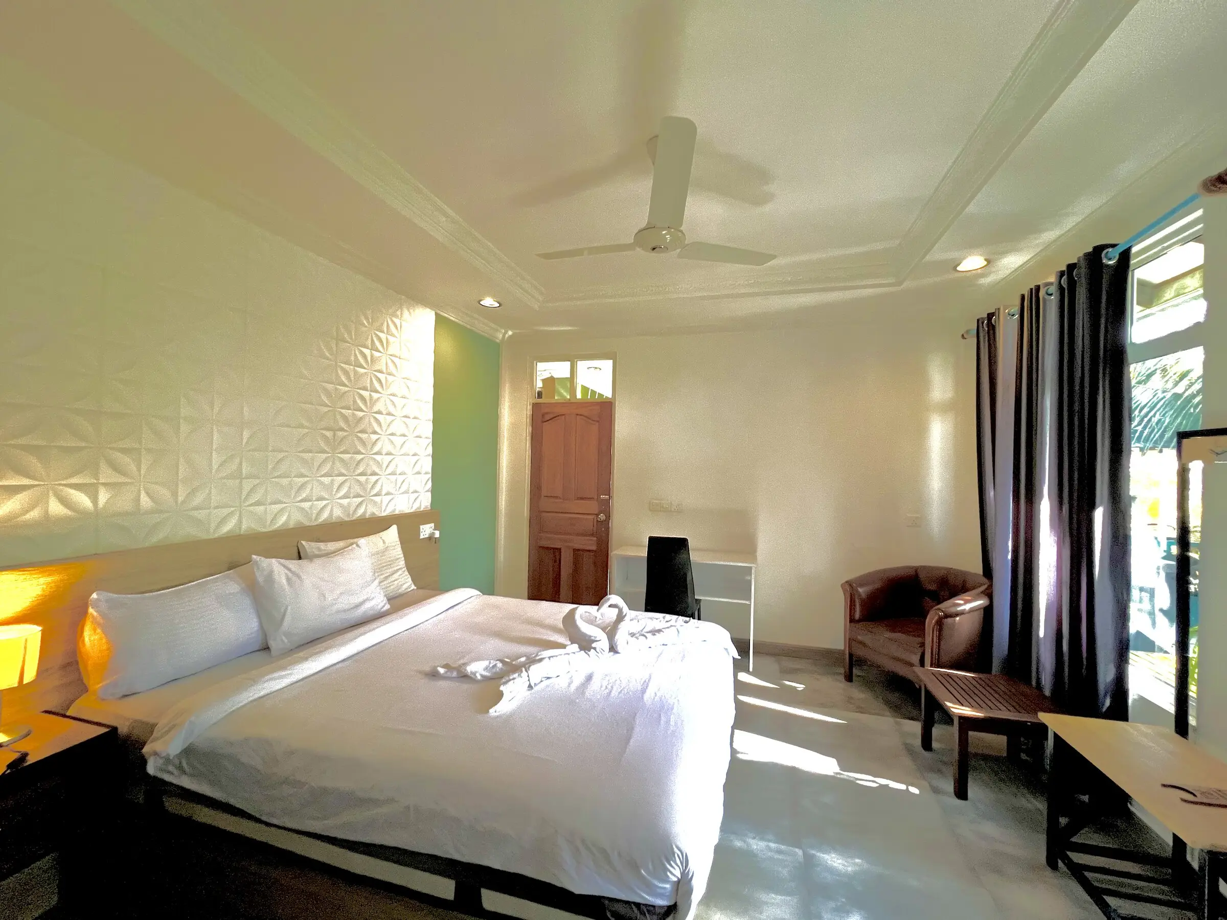 Neutral double room with a ceiling fan at Koimala Maamigili