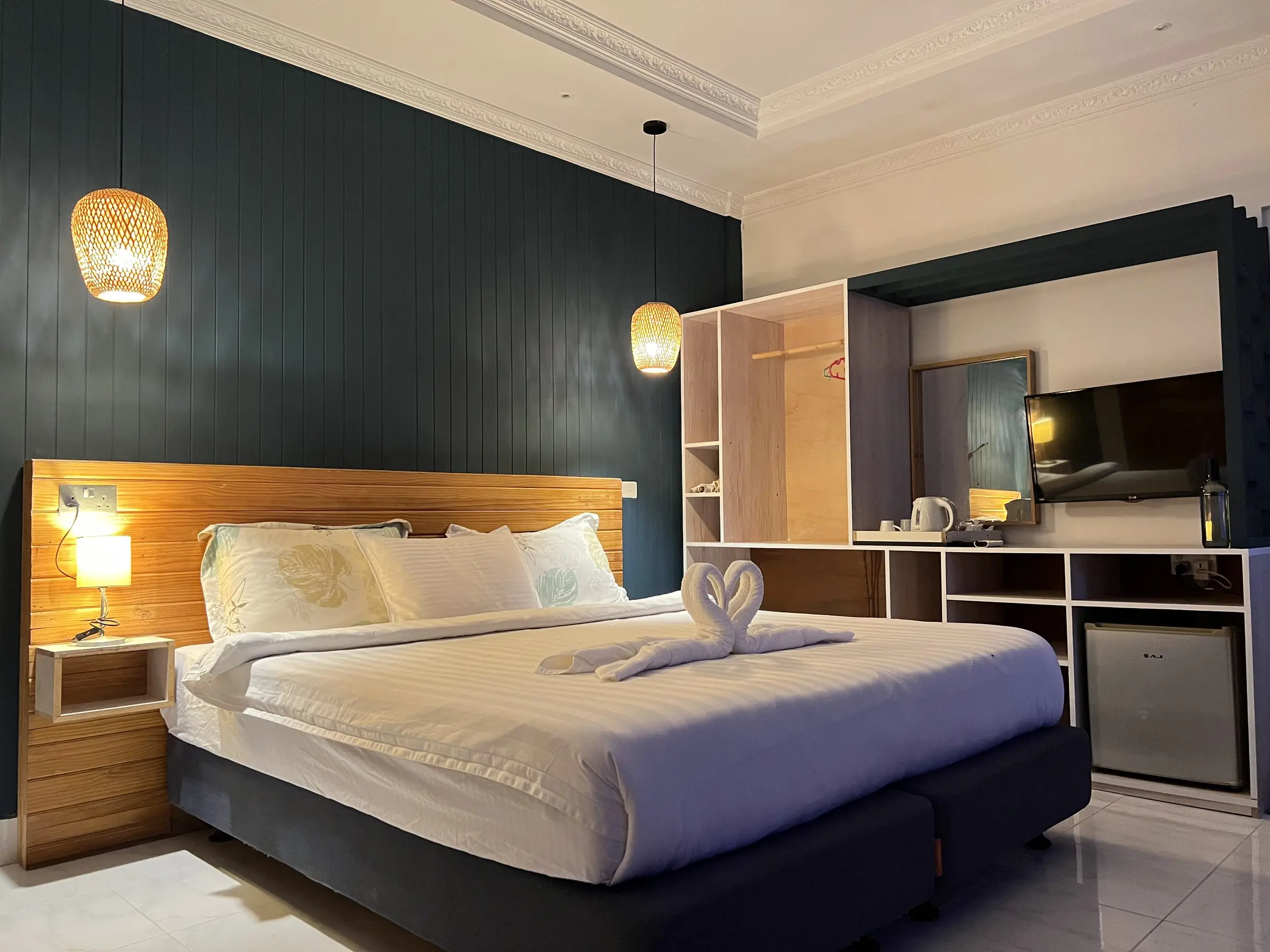 Double room with warm lamps and a dark accent wall at Koimala Maamigili