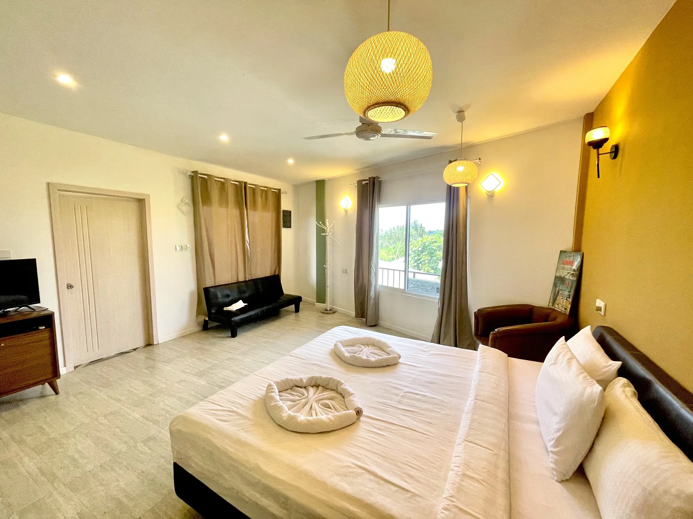 Double room with folded towels on the bed at Koimala Maamigili