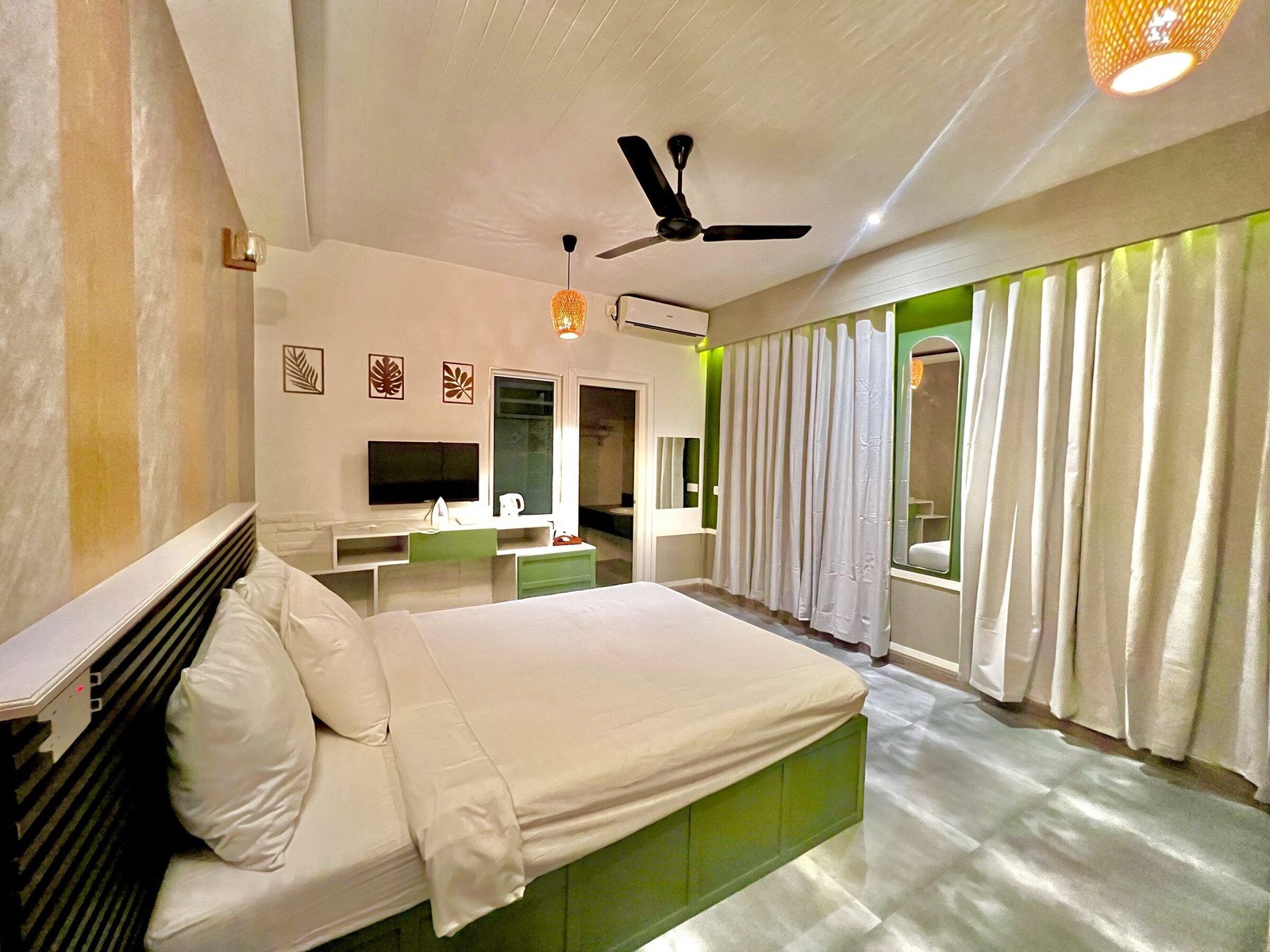 Comfort Room with a double bed and green interior details at Koimala Maamigili